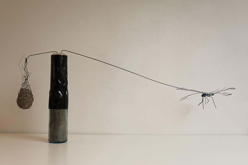 Damselfly (waterjuffer) flightsimulator - ijzerdraad, steen en acrylverf